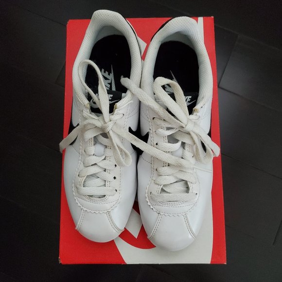 Nike Women's Classic Cortez Leather Shoes - White and Black - Picture 4 of 11